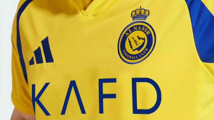 La camiseta es de un amarillo intenso y los detalles en azul corresponden a los patrones de temporada de la marca alemana.