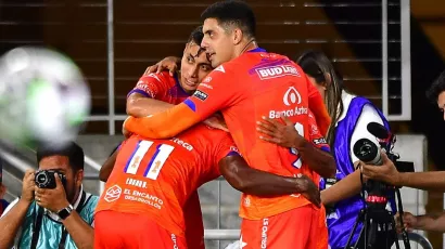 Con goles de Colula (40') y Bárcenas (45'), el equipo mazatleco sigue siendo la gran sorpresa en el certamen.