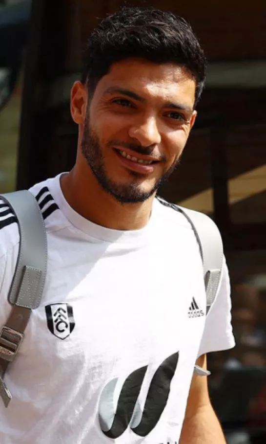 Raúl Jiménez, el modelo para la nueva camiseta del Fulham