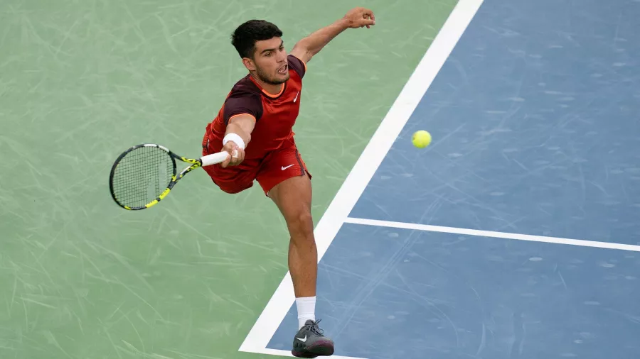  El tenista español Carlos Alcaraz cayó en la ronda de dieciseisavos de final del ATP Masters 1.000 de Cincinnati ante el galo Gael Monfils por 4-6, 6-7(5) y 6-4.