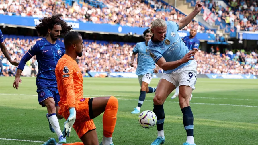 El noruego anotó por tercera temporada consecutiva en el partido inaugural de Manchester City