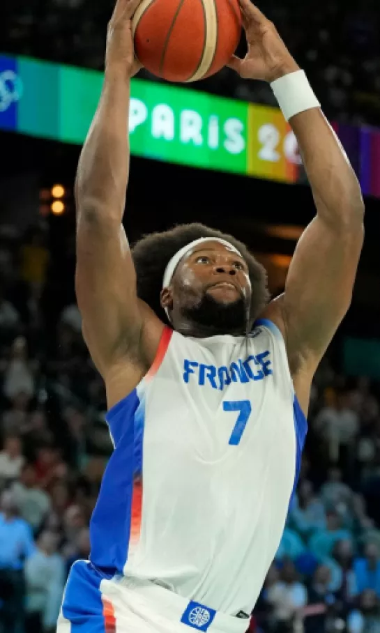 El astro francés Guerschon Yabusele llega a los 76ers