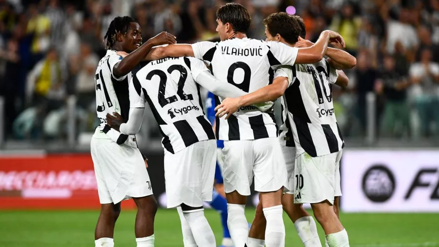 Juventus goleó a Como en su estreno en la Serie A