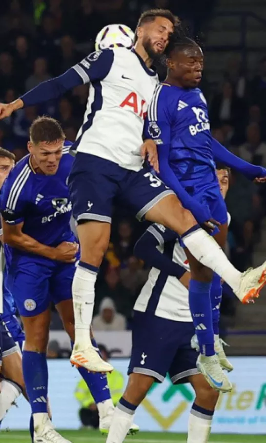 Rodrigo Bentancur salió en camilla del partido entre Leicester y Tottenham