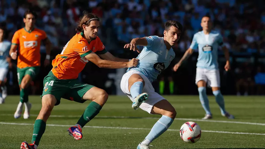 El partido inició con mucha pelea en el medio campo.