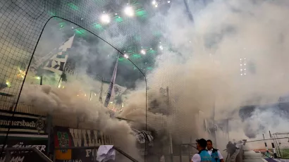 El partido se suspendió momentáneamente por el humo de las bengalas.