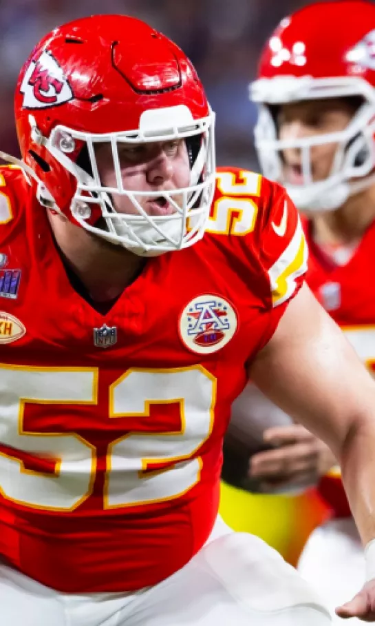 Creed Humphrey de los Chiefs, el centro mejor pagado de la NFL