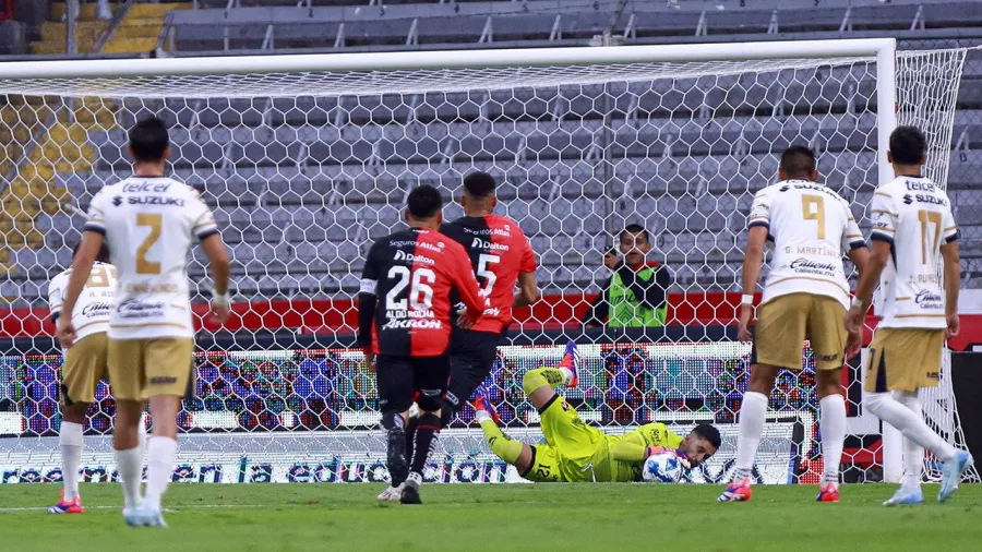 El colombiano adivinó y detuvo con tranquilidad el cobro.