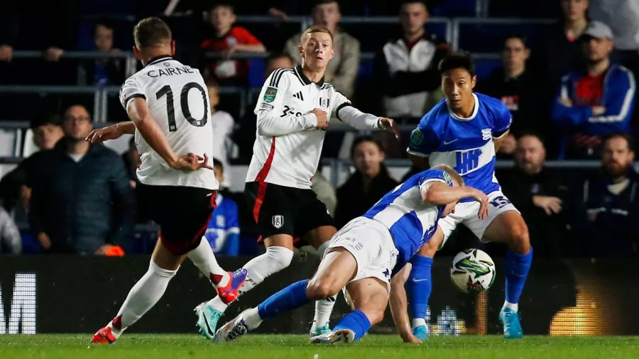 Fulham adelantó en el marcador tras una mano dentro del área