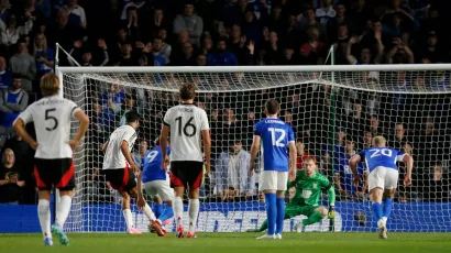 Raúl Jiménez marcó y Fulham avanzó en la Carabao Cup