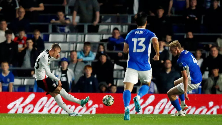 Jay Stansfield anotó el 2-0 a los 14 minutos y Fulham avanzó a la tercera ronda de la Carabao Cup