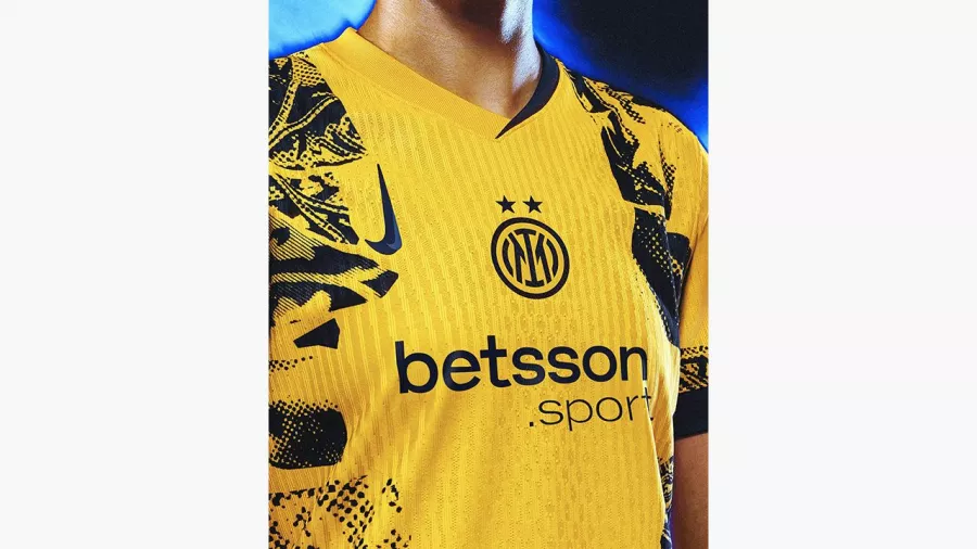 Con dos estrellas en el escudo, un color diferente, la marca de 'cabeza' y detalles que rinden homenaje a la ciudad de Milán, el nuevo jersey del Inter tiene mucho que contar.