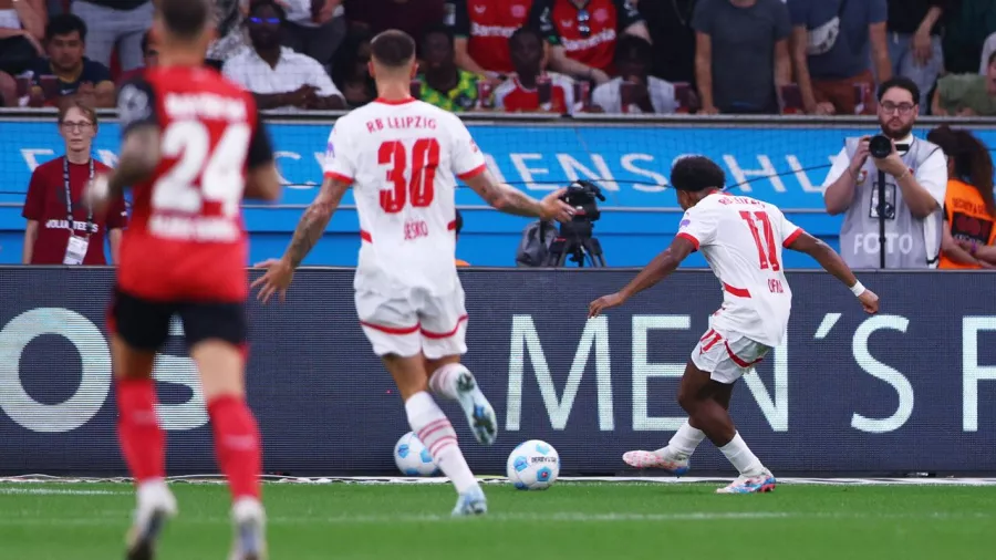 Openda metió a Leipzig al partido con un doblete en la segunda mitad luego que Kevin Kampl recortara distancias