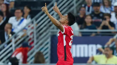 Así celebró el jugador su gol en el Estadio BBVA de Monterrey.