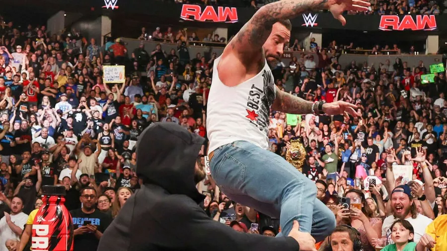 Drew McIntyre maltrató a CM Punk en Monday Night RAW