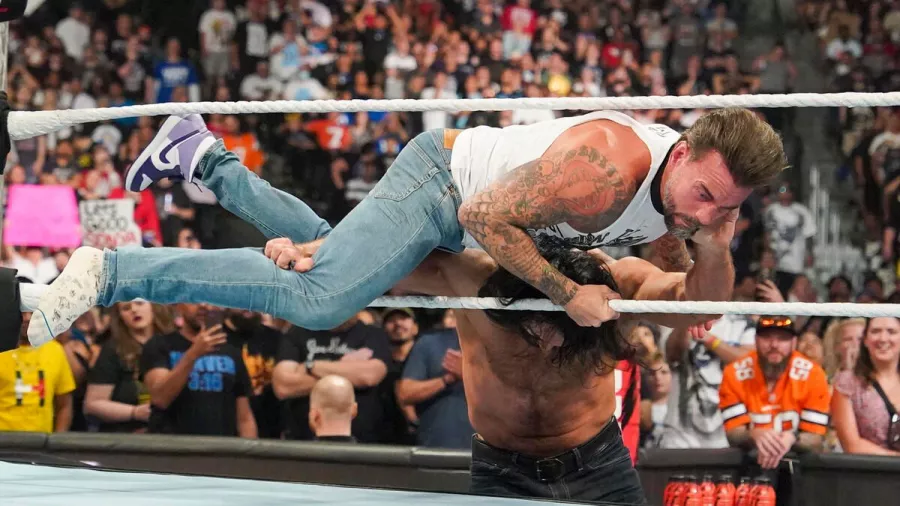 Drew McIntyre maltrató a CM Punk en Monday Night RAW