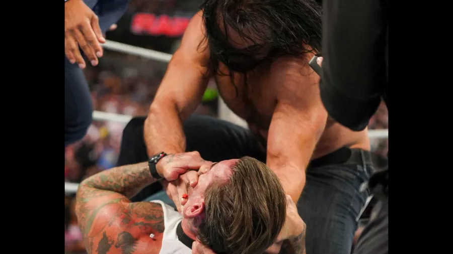 Drew McIntyre maltrató a CM Punk en Monday Night RAW