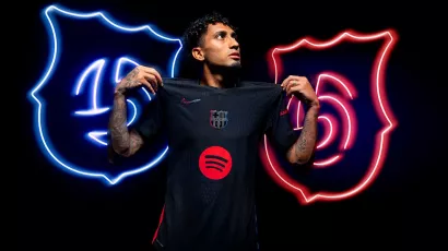 A detalle, la insuperable camiseta negra del Barcelona