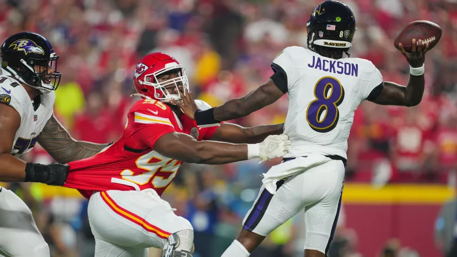 Los Chiefs vencen 13-10 a los Ravens en la primera mitad, con invitada especial