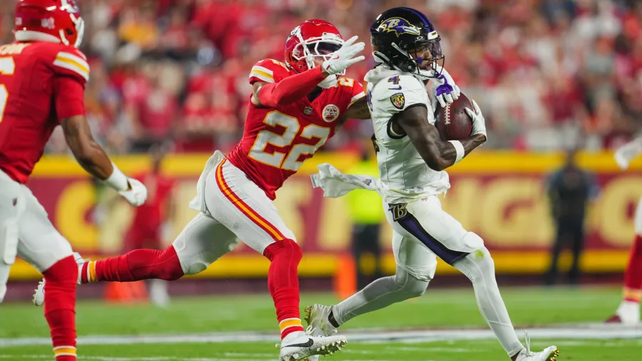 Los Chiefs vencen 13-10 a los Ravens en la primera mitad, con invitada especial