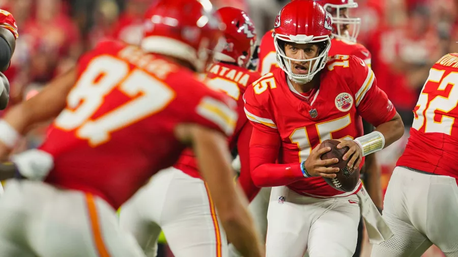 Los Chiefs vencen 13-10 a los Ravens en la primera mitad, con invitada especial