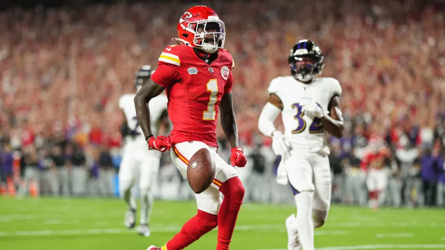 Los Chiefs vencen 13-10 a los Ravens en la primera mitad, con invitada especial