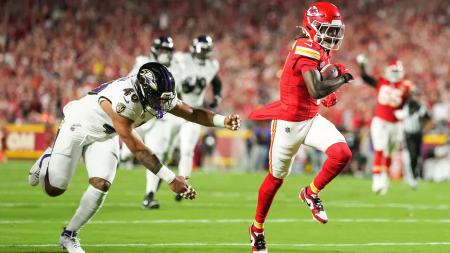 Los Chiefs vencen 13-10 a los Ravens en la primera mitad, con invitada especial