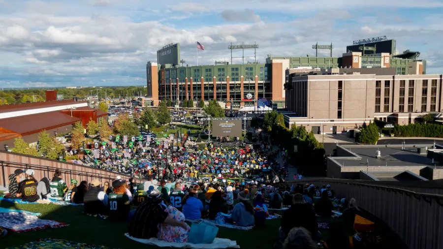 Los fans de Green Bay siguieron el juego en vivo en las afueras de Lambeau Field