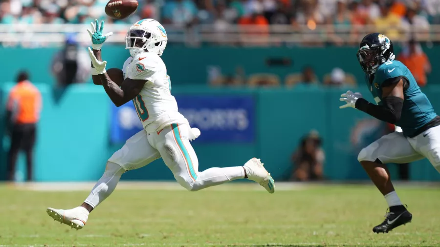 Primer golpe certero de Tyreek Hill y los Dolphins