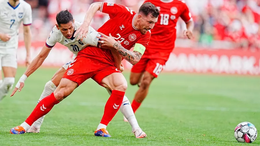 Dinamarca venció 2-0 a Serbia y se colocó en el primer lugar del Grupo 4 con seis puntos