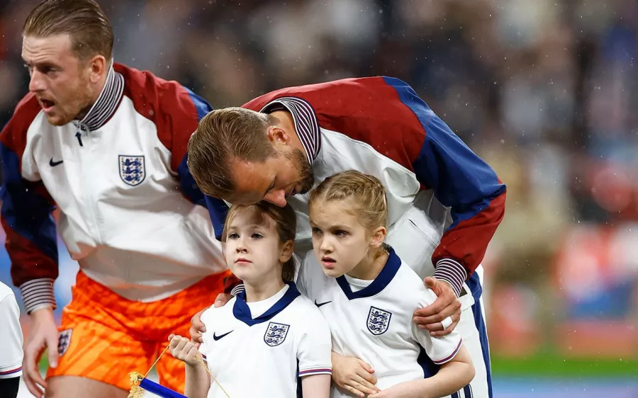 Harry Kane celebra con doblete su centenario