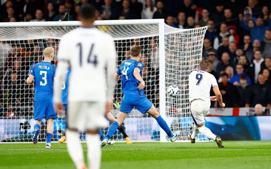 Harry Kane celebra con doblete su centenario