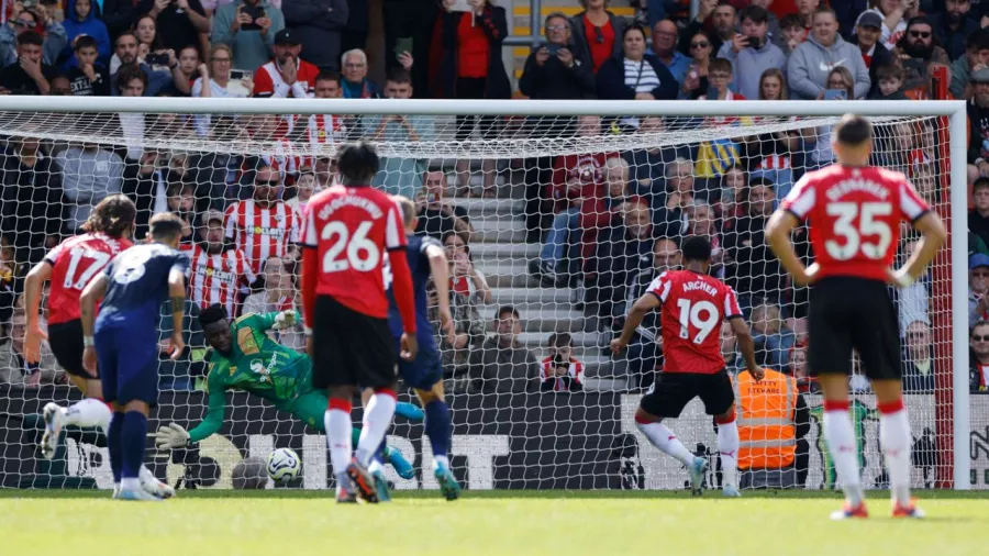 El United sacudió el partido en 8 minutos; André Onana le detuvo un penal a Cameron Archer al 33 