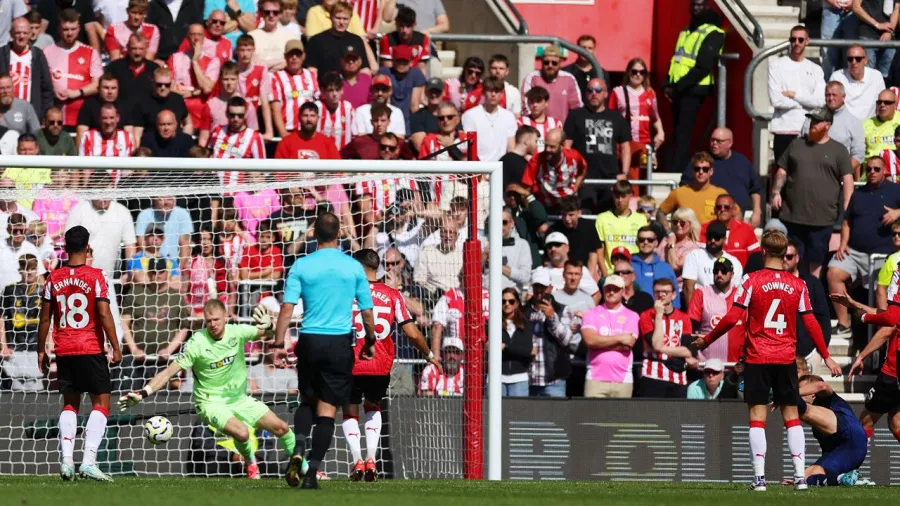 Primer gol del defensor con el United en la Premier League
