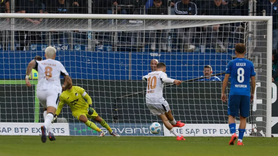 Florian Wirtz marcó el 3-1 luego del gol de Mërgim Berisha 