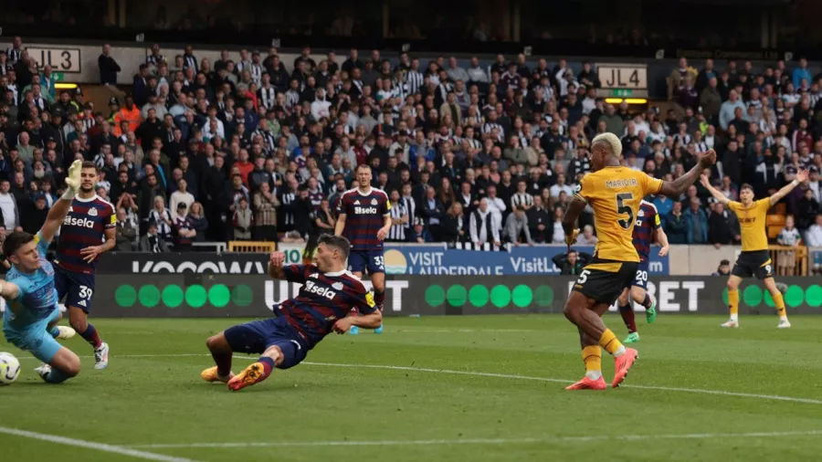 Mario Lemina adelantó a los 'Wolves' con 36 minutos en el cronómetro