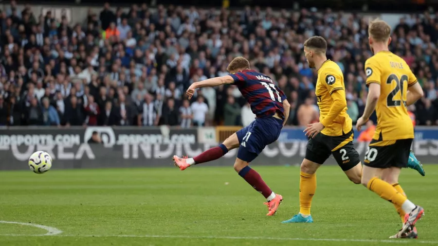 Harvey Barnes marcó el gol del triunfo a los 80 minutos