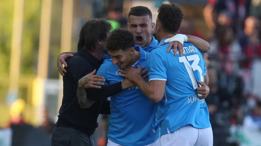 Los 'Azzurri' golearon a Cagliari y alcanzaron su tercera victoria consecutiva en la Serie A