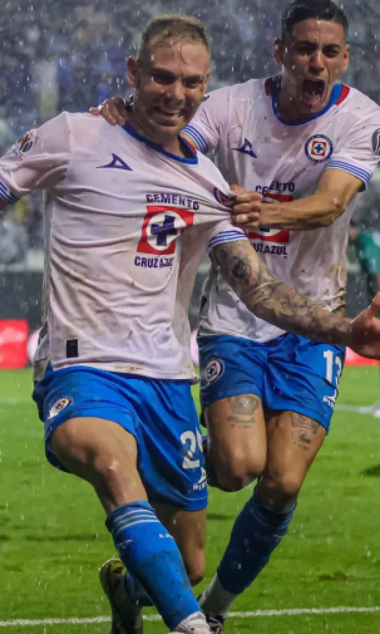 Cruz Azul conservó el liderato en una noche heroica