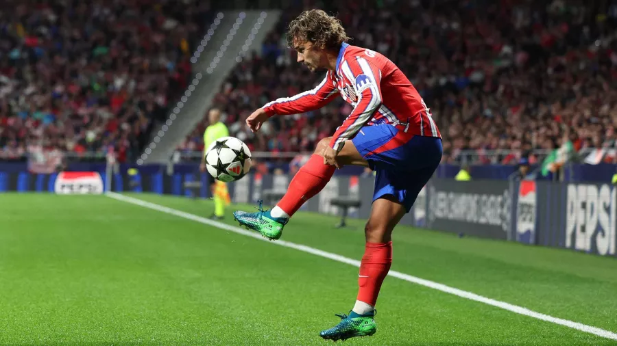 Antoine Griezmann recibió la pelota en los linderos del área.