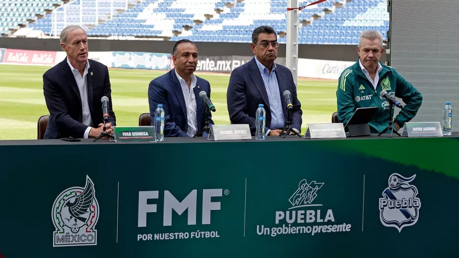 Ivar Sisniega, presidente de Federación Mexicana de Futbol, junto a -Sergio Céspedes,  gobernador del estado de Puebla y Manuel Jiménez, presidente Club Puebla.