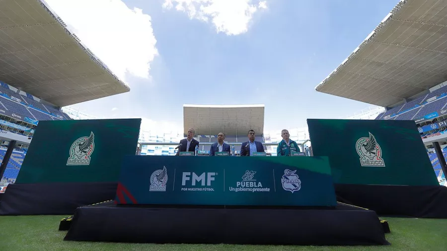 Al Estadio Cuauhtémoc le caben 51 mil personas.