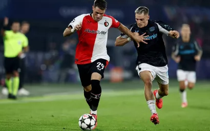 Santi Giménez, dolido por la goleada ante el Bayer Leverkusen