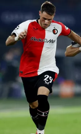 Santiago Giménez salió de cambio por lesión con Feyenoord