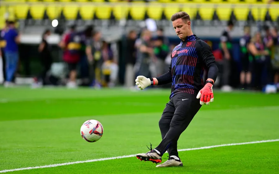 Marc-André ter Stegen sale en camilla en el partido del Barcelona