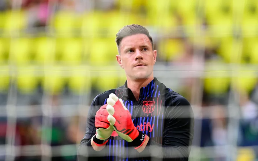 Marc-André ter Stegen sale en camilla en el partido del Barcelona