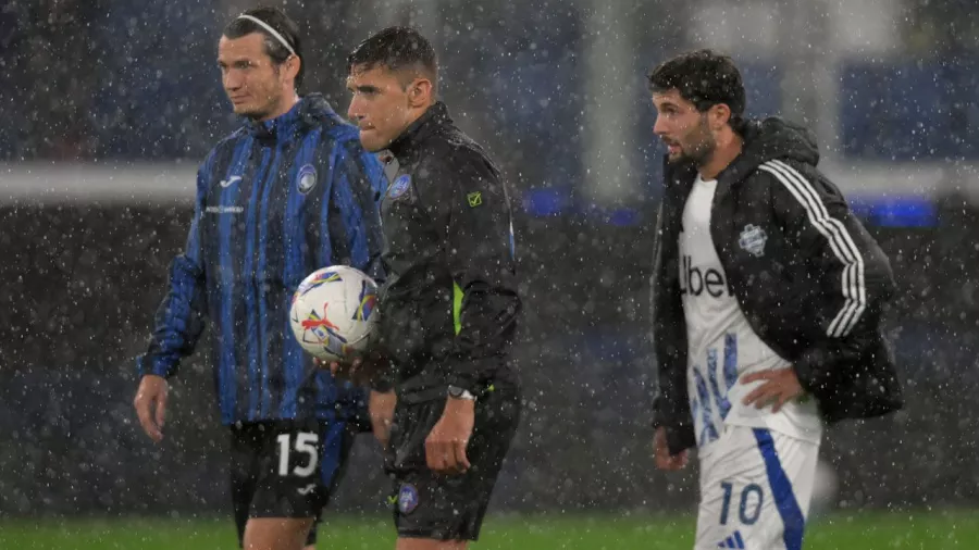 Los capitanes salieron varias veces a revisar la cancha hasta que se tomó la decisión de suspender el duelo