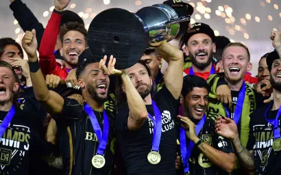 Carlos Vela sonríe al levantar un título más con el LAFC