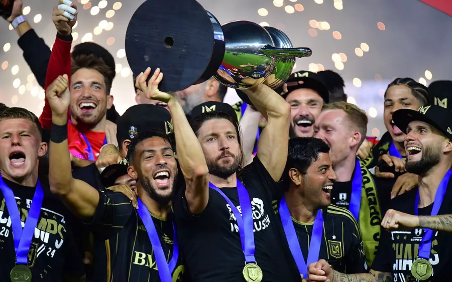 Carlos Vela sonríe al levantar un título más con el LAFC