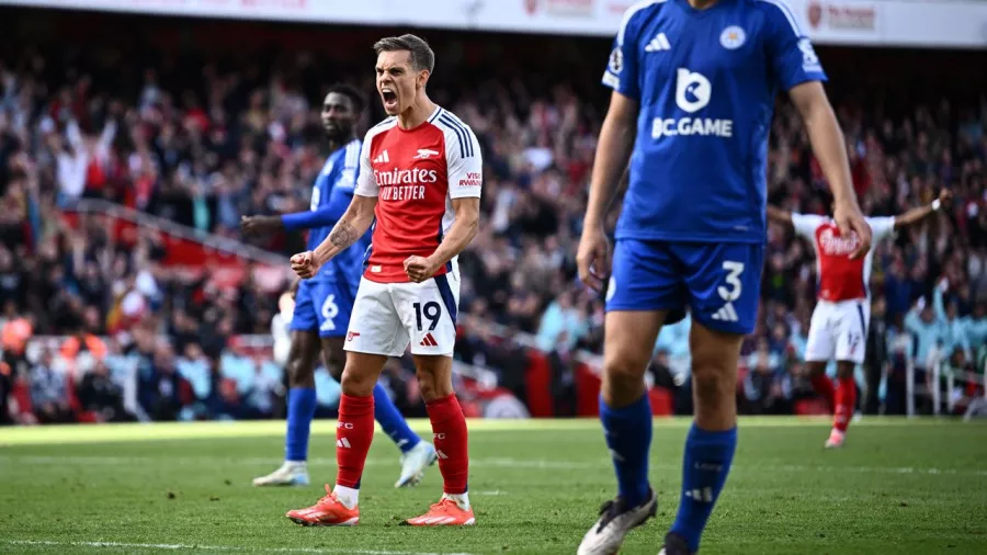 Arsenal ganó de último minuto y alcanzó al City en la Premier League